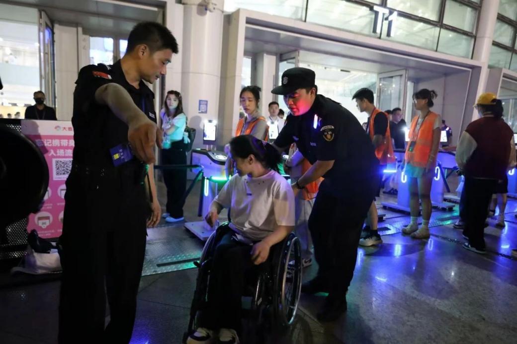 C:/Users/Administrator/Desktop/“安保鐵軍、硬核保障”2024系列報道四十二——南京市保安服務(wù)有限公司成功護(hù)航張碧晨「今兒個開心」十周年巡回演唱會南京站安保任務(wù)/5.jpg5