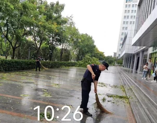C:/Users/BA/Desktop/風雨過后南京保安迅速行動，恢復安“寧”面貌/5.jpg5