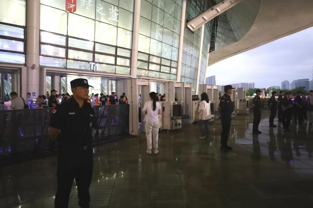 C:/Users/Administrator/Desktop/“安保鐵軍、硬核保障”2024系列報道四十二——南京市保安服務(wù)有限公司成功護(hù)航張碧晨「今兒個開心」十周年巡回演唱會南京站安保任務(wù)/3.jpg3