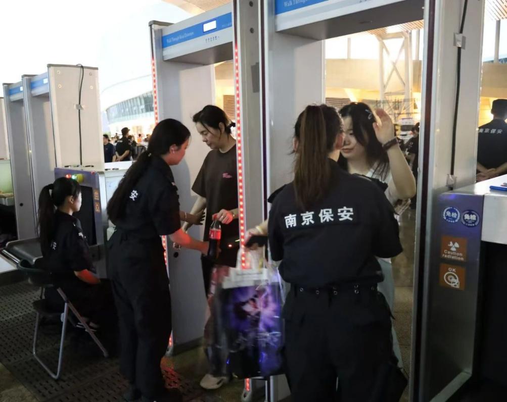 C:/Users/Administrator/Desktop/“安保鐵軍、硬核保障”2024系列報道四十二——南京市保安服務(wù)有限公司成功護(hù)航張碧晨「今兒個開心」十周年巡回演唱會南京站安保任務(wù)/2.jpg2